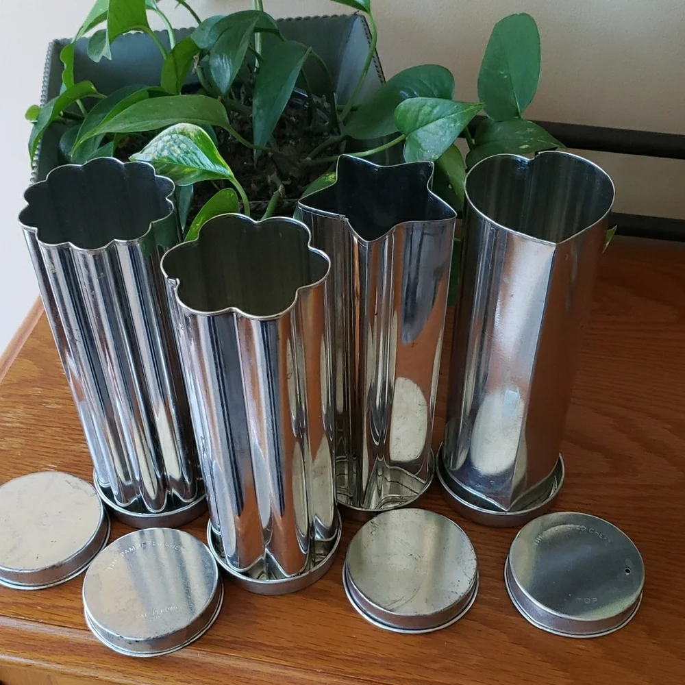 Pampered Chef- Set of 4 Silver Metal Baking Molds
